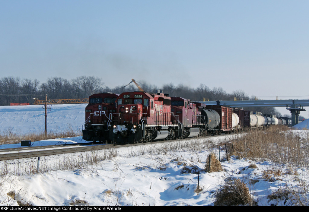 CP 5924 leading 299 overtakes the stopped 283